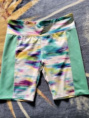 AVIA-NWOT-Women's Abstract Bike Shorts in Green & Multicolor.